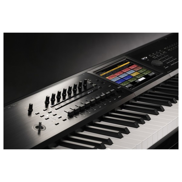 DISC Korg Kronos 2 88 Music Workstation with Gator Hard Case at