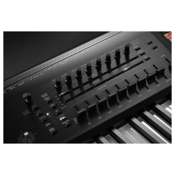 DISC Korg Kronos 2 88 Music Workstation with Gator Hard Case at