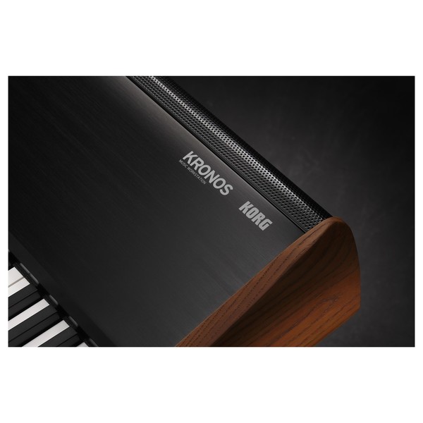 DISC Korg Kronos 2 88 Music Workstation with Gator Hard Case at
