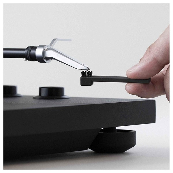 AM Clean Sound Pickup Brush - Lifestyle (Vinyl)