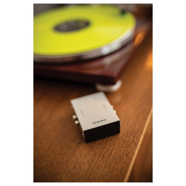 Pre-amplifier for turntables, UK life style 