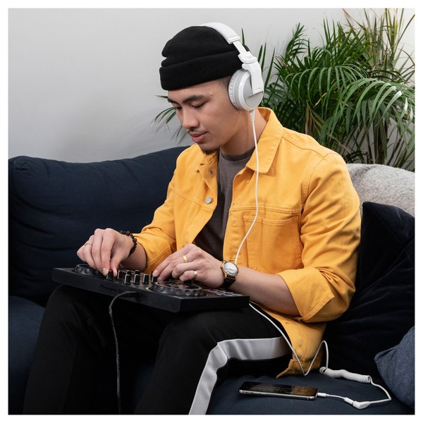 Pioneer DDJ-200 Smart DJ Controller - Lifestyle 5