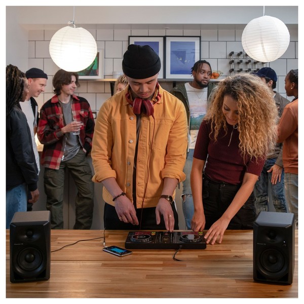 Pioneer DDJ-200 Smart DJ Controller - Lifestyle 6