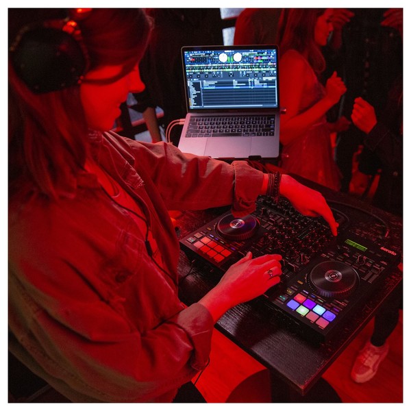 Roland DJ-707M - Lifestyle 2