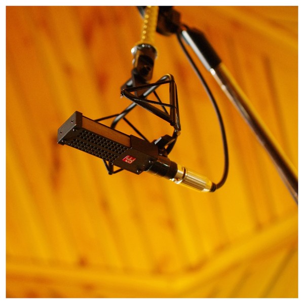 sE Electronics VR1 Ribbon Mic - Lifestyle