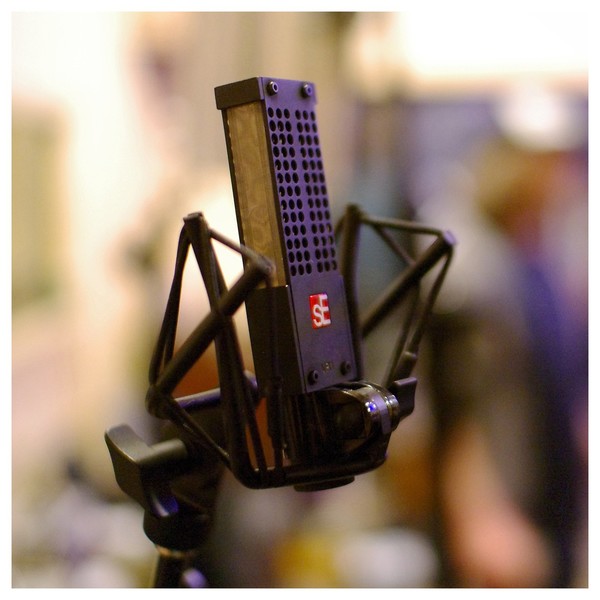 sE Electronics VR1 Ribbon Mic - Lifestyle 2