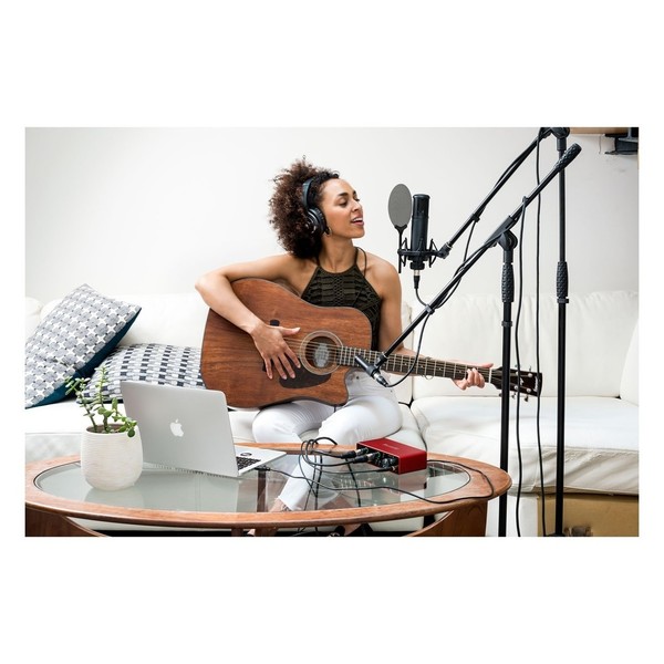 Focusrite Scarlett 2i2 (3rd Gen) - Lifestyle