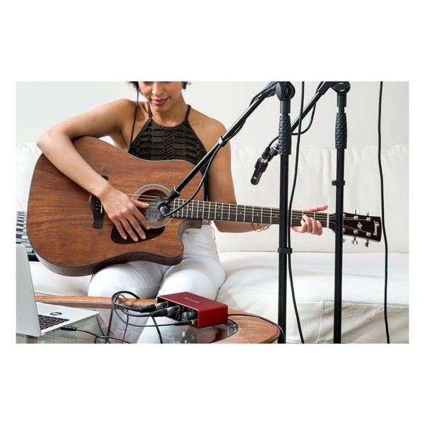 Focusrite Scarlett 2i2 (3rd Gen) - Lifestyle 4