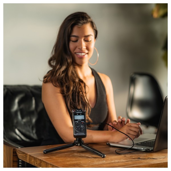 Tascam DR-05X - Lifestyle 2