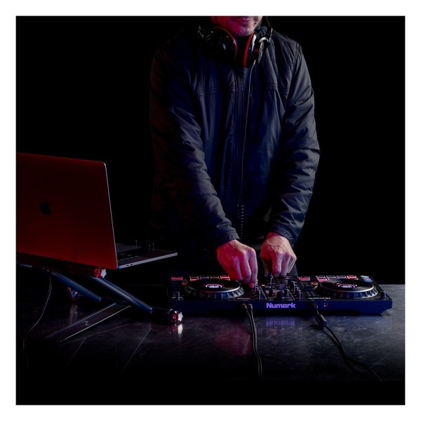 Numark Mixtrack Platinum FX - Lifestyle 4