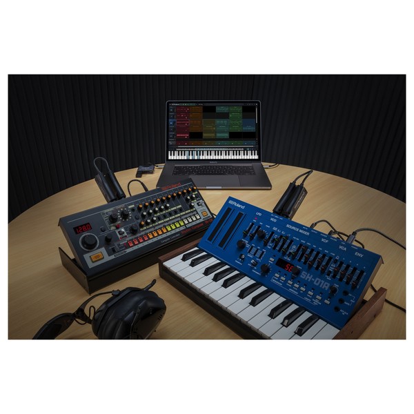 Roland WM-1 Wireless MIDI Adaptor - Lifestyle