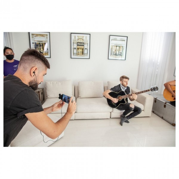 Zoom AM7 MS Stereo Microphone with USB-C - Lifestyle 1