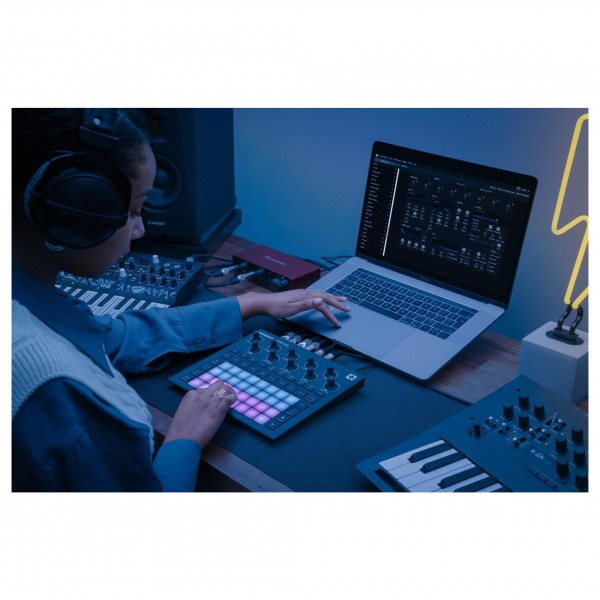 Novation Circuit Tracks - Lifestyle 4