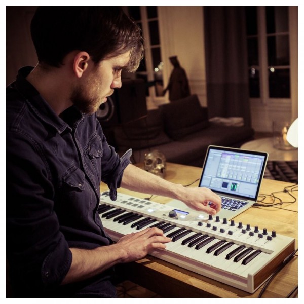 Arturia Keylab Essential - Lifestyle