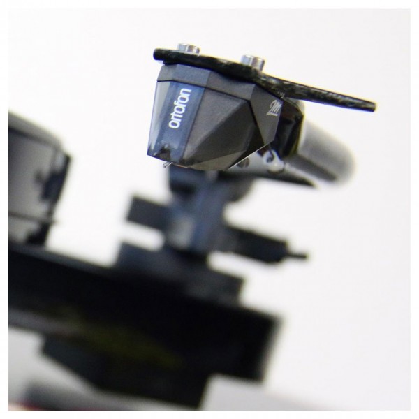 Pro-Ject RPM 3 Carbon Black Gloss Turntable w/ Ortofon 2M Silver Cartridge
