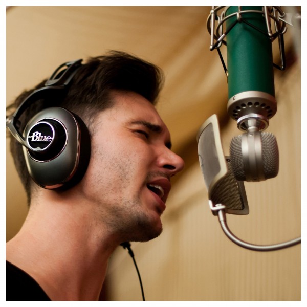 Blue Kiwi Cardioid Condenser Microphone - Lifestyle singing