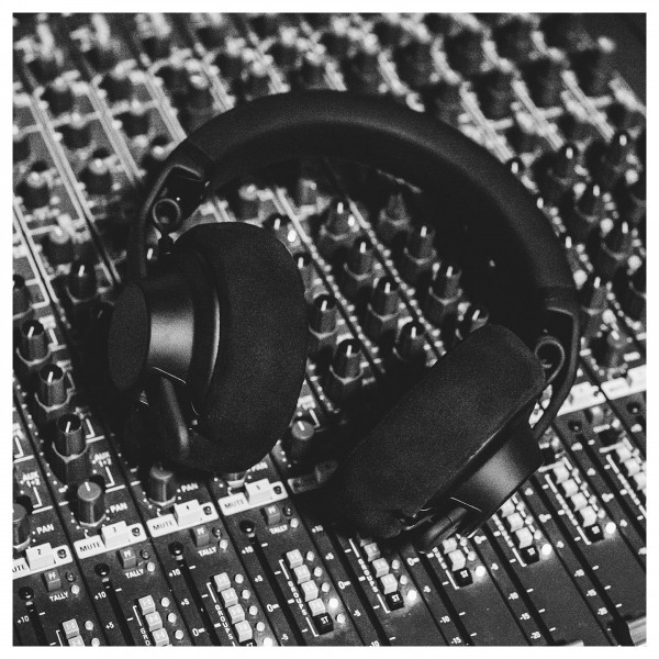 AIAIAI TMA-2 Studio Wireless+ - Studio Desk