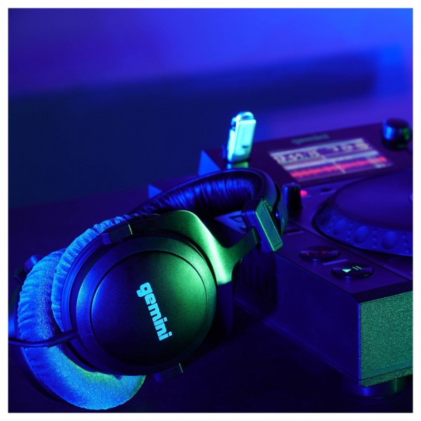 Gemini DJX-1000 Professional Monitoring Headphones - Lifestyle 3