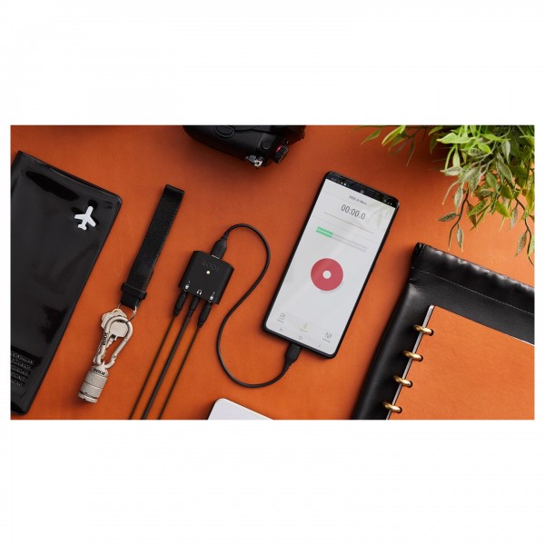 Rode SC22 300mm USB-C to USB-C Cable - Lifestyle