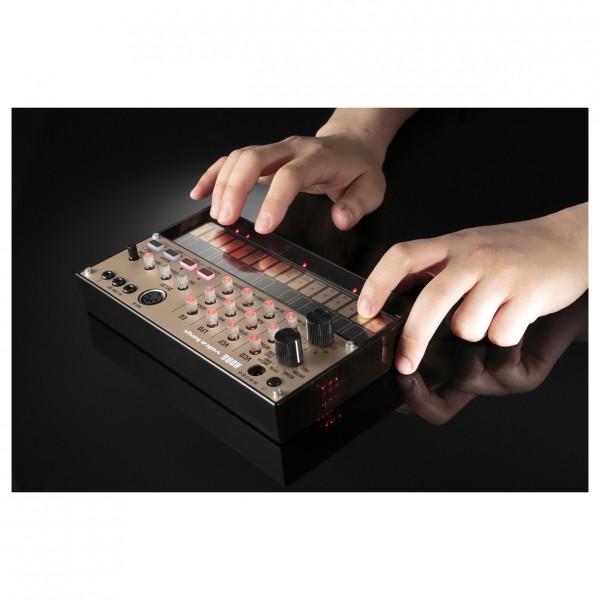 Korg Volca Keys & Decksaver Bundle - Lifestyle 