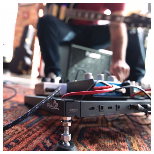 Palmer Pedalbay 40 PB Pedal Board with WTBP40 Powerbar - lifestyle 2