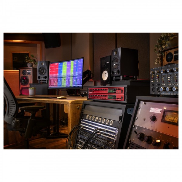 Focusrite Clarett+ OctoPre - Lifestyle 1