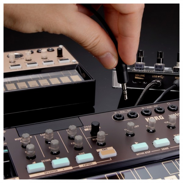 Korg Volca FM2 - Lifestyle 2