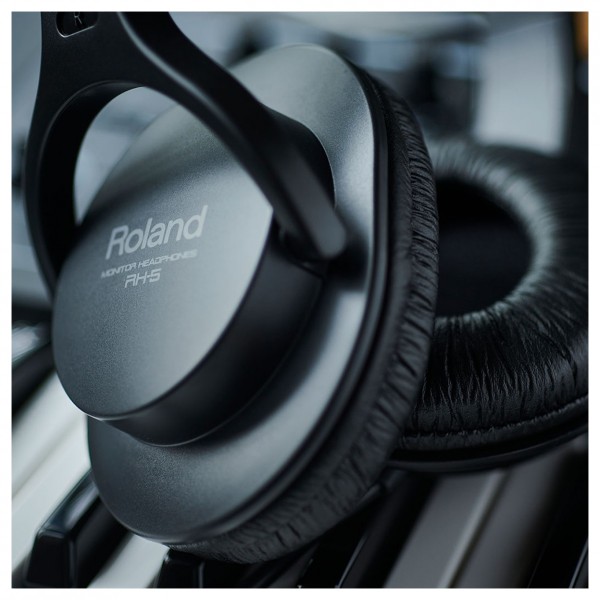 Roland Stereo Headphones - Lifestyle 2