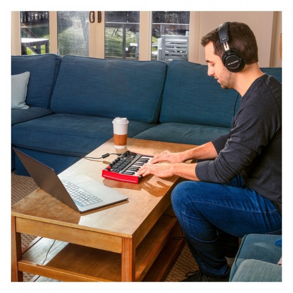 Akai MPK Mini - Lifestyle 2