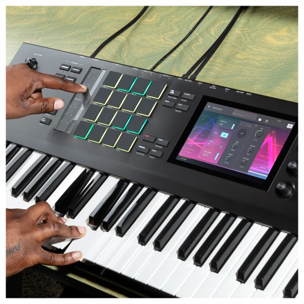 Akai Professional MPC Key 61 Synthesizer mit Ständer und Pedal 