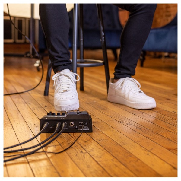 Zoom G2 Four Guitar Multi-Effects Processor - Lifestyle 2