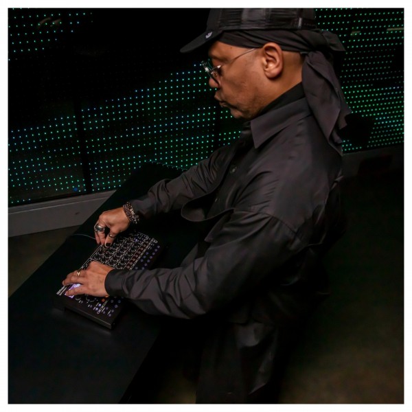 Roland SH-4D Synthesizer - Lifestyle 2