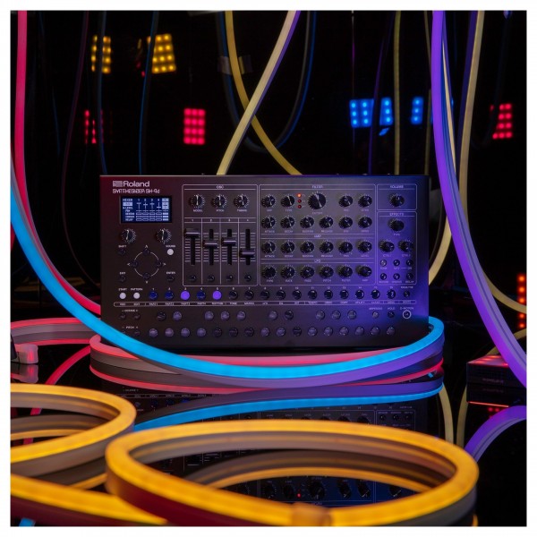 Roland SH-4D Synthesizer - Lifestyle 3