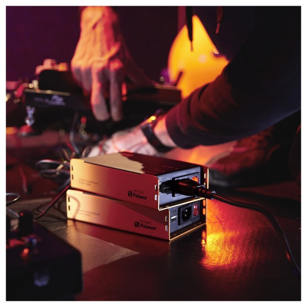 Palmer PWT12IEC Universal Pedal Board Power Supply with USB - Lifestyle 2