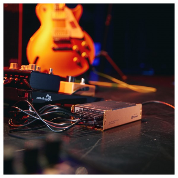 Palmer PWT12IEC Universal Pedal Board Power Supply with USB - Lifestyle 3