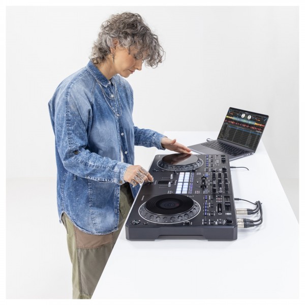 Pioneer DDJ-REV5 DJ Controller - Lifestyle