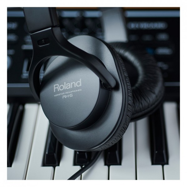 Roland RH-5 Closed Stereo Headphones - Lifestyle 3
