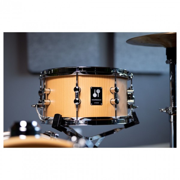 Sonor Kompressor 13 x 7" Natural Beech Snare Drum - Lifestyle 2